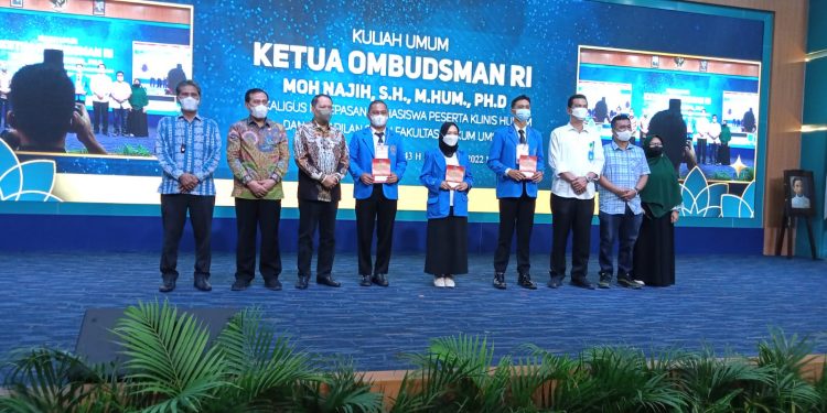 REKTOR UMSU Prof. Dr. AGUSSANI., M.AP MELEPAS MAHASISWA KLINIS HUKUM DAN PERADILAN SEMU FAKULTAS HUKUM
