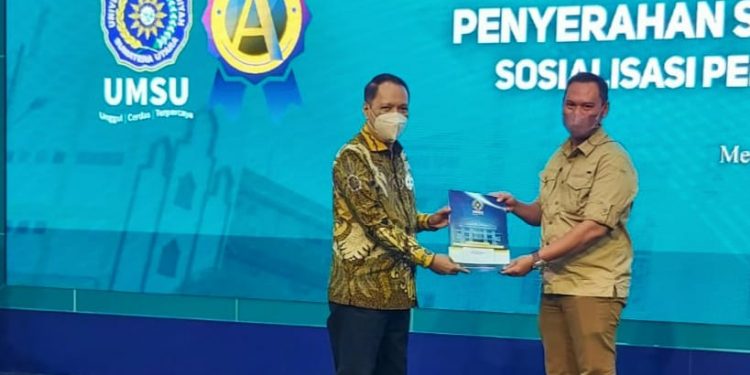 Editor in Chief Delegalata Jurnal Ilmu Hukum Fakultas Hukum UMSU Terima SK Pengelola Dari Rektor UMSU