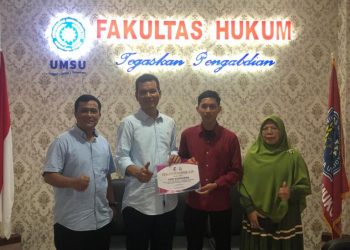 Penyerahan Sertifikat Penghargaan Juara 1 Lomba Karya Tulis Ilmiah Kepada Pimpinan Fakultas Hukum UMSU.
