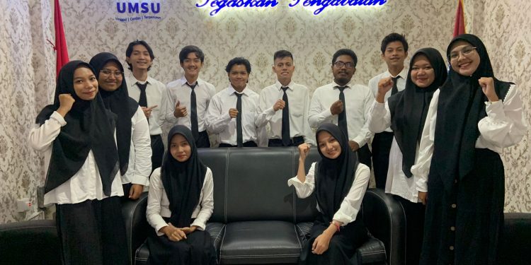 Dua Belas Peserta Seminar Proposal dibuka langsung oleh Dekan Fakultas Hukum Dr. Faisal, SH., M.Hum