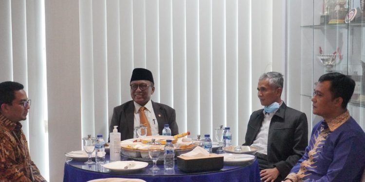 Civitas Akademika UMSU Sambut Kedatangan Ketua Kamar TUN Mahkamah Agung RI